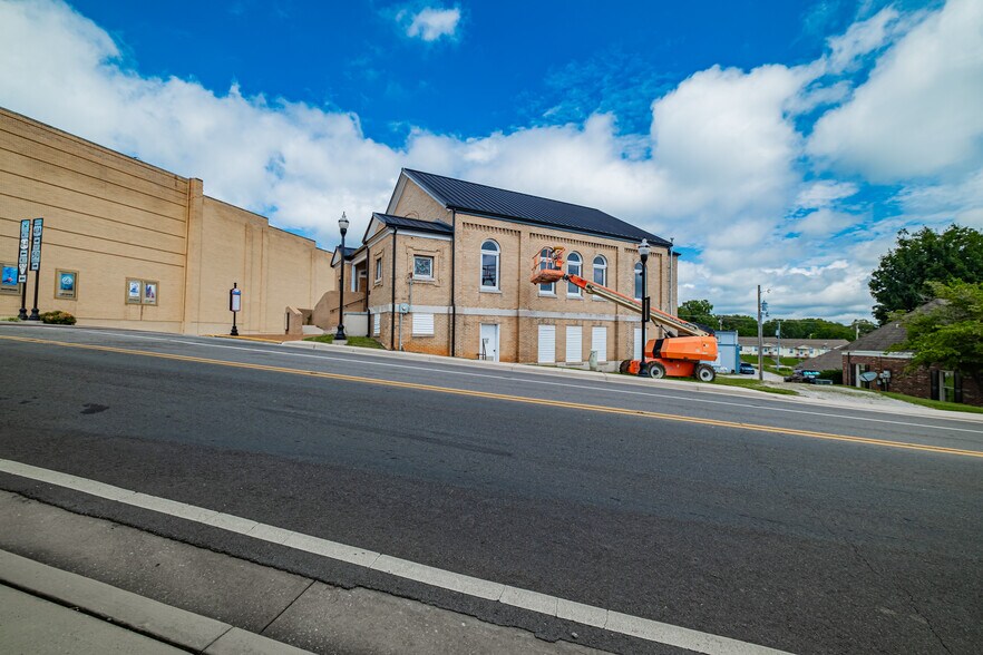 More Photos Of 117 1st Ave NE, Winchester General Retail For Sale