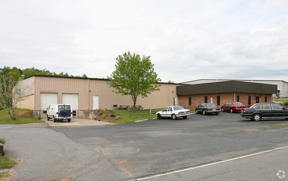 More Photos Of 340 Forum Pky, Rural Hall Manufacturing For Lease
