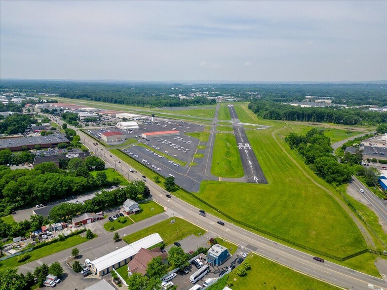 More Photos Of 30 Sherwood Ln, Fairfield Warehouse For Lease