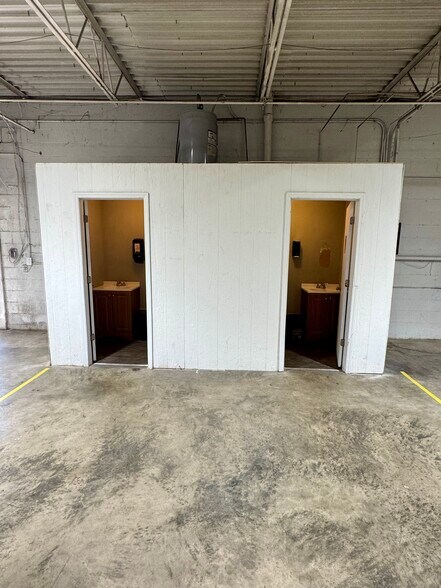 More Photos Of 6190 Old Mendenhall Rd, High Point Warehouse For Lease