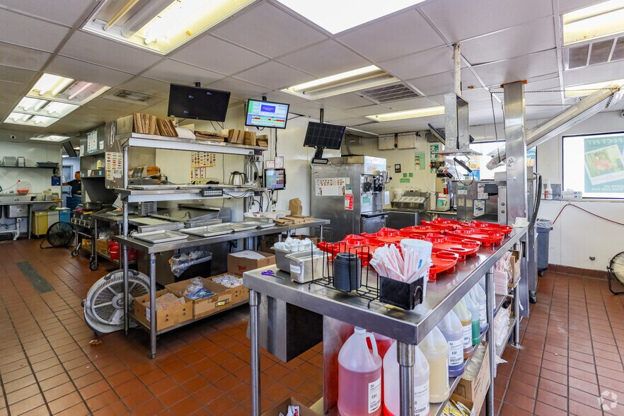 More Photos Of 373 S Dill St, East Bernard Fast Food For Lease