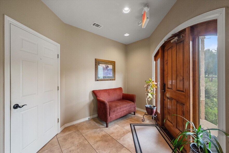 More Photos Of 2220 W 2nd Ave, Corsicana Office For Sale