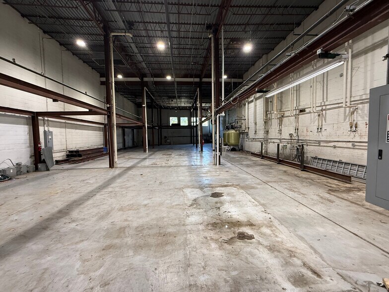 More Photos Of 2016 Madison Rd, Cincinnati Storefront Retail Office For Lease