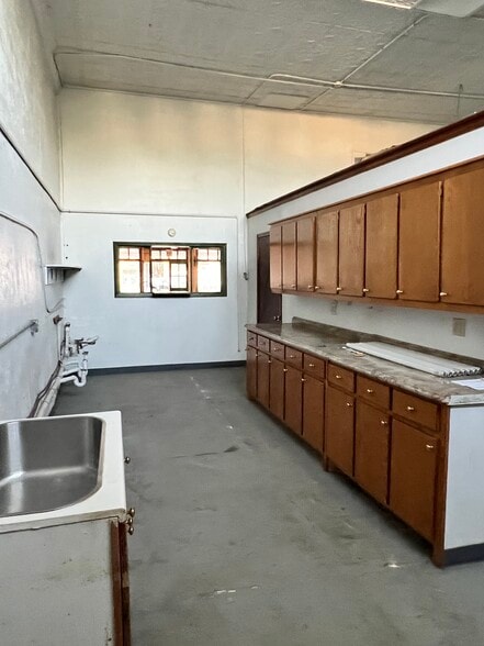 More Photos Of 317 S Main St, Lindsay General Retail For Sale