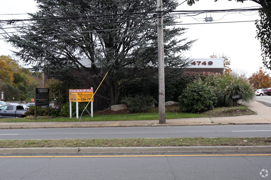 More Photos Of 4747-4749 Main St, Bridgeport Office For Lease