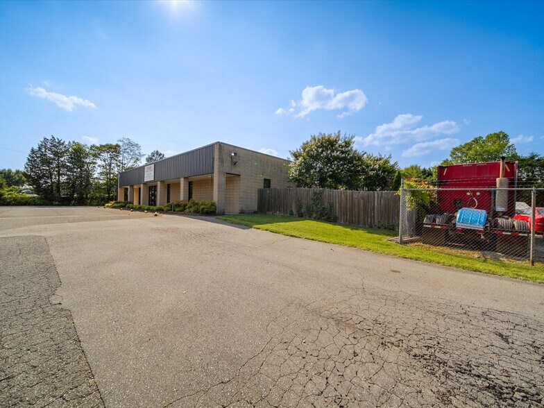 More Photos Of 4400 Republic Ct, Concord Warehouse For Lease