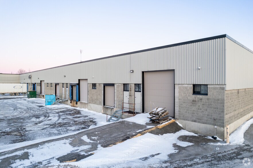 More Photos Of 1875-1905 Boul Lionel-Bertrand, Boisbriand Light Manufacturing For Lease