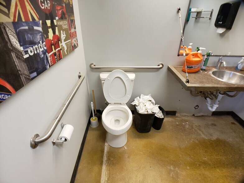 More Photos Of 215 N Redwood Rd, North Salt Lake Flex For Lease