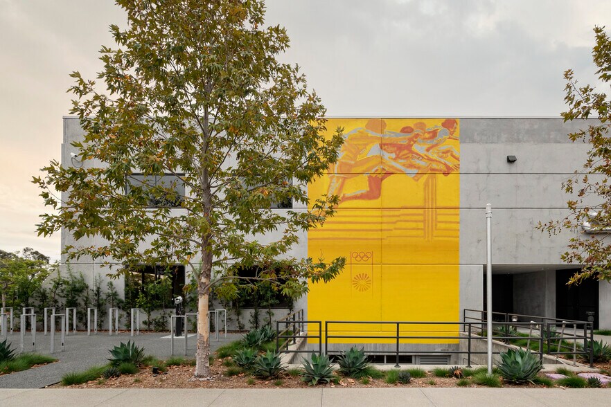 More Photos Of 2051 Palomar Airport Rd, Carlsbad Research And Development For Lease