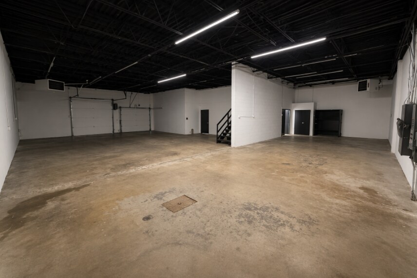 More Photos Of 5306-5312 N Keystone Ave, Indianapolis Showroom For Lease