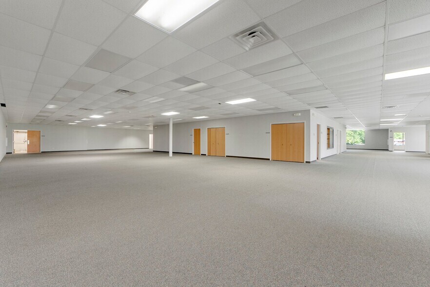 More Photos Of 8645 E Backwater Rd, North Webster Showroom For Lease