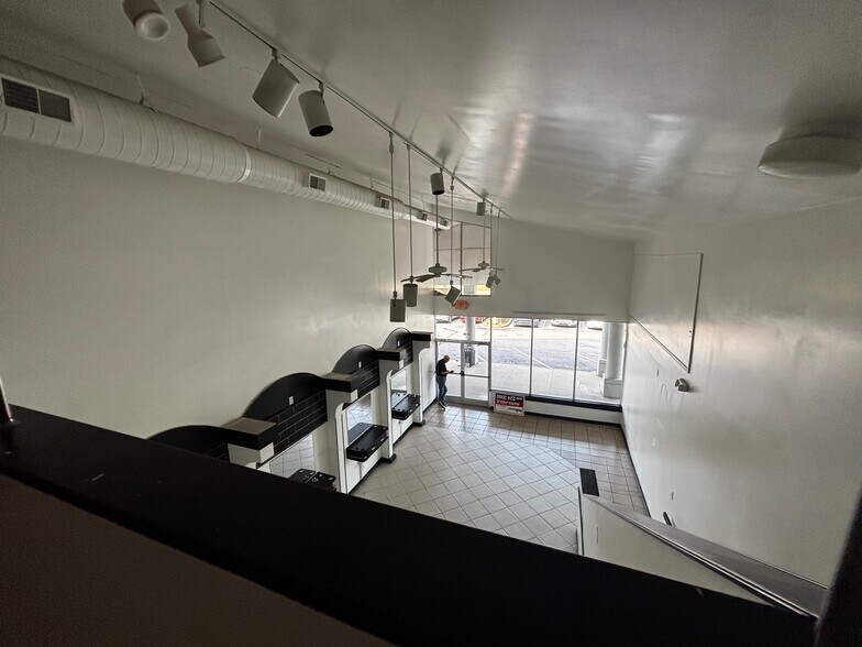 More Photos Of 565 E New Circle Rd, Lexington Storefront Retail Office For Lease