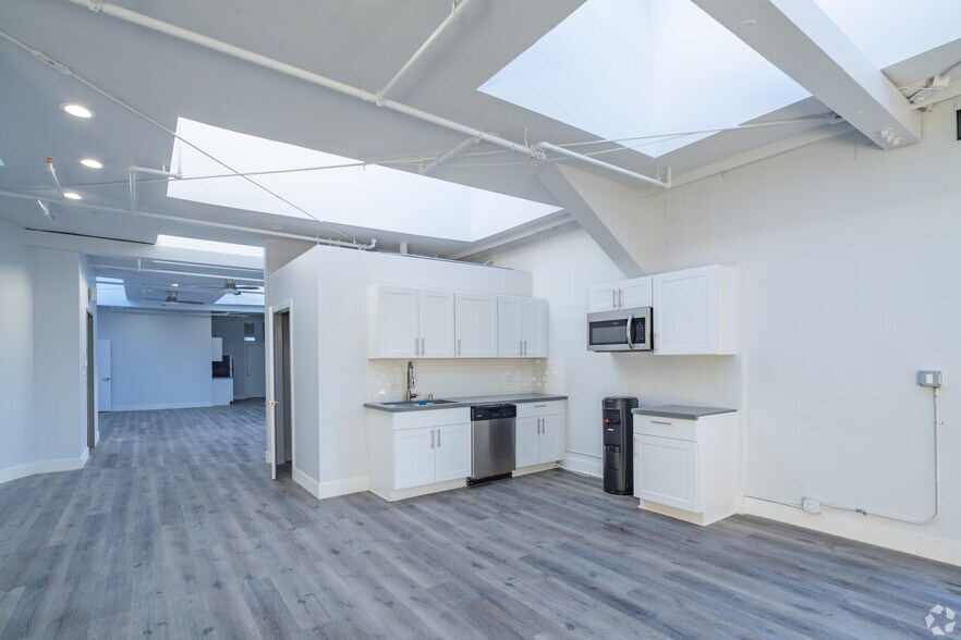 More Photos Of 62-66 Windward Ave, Venice Storefront Retail Office For Lease