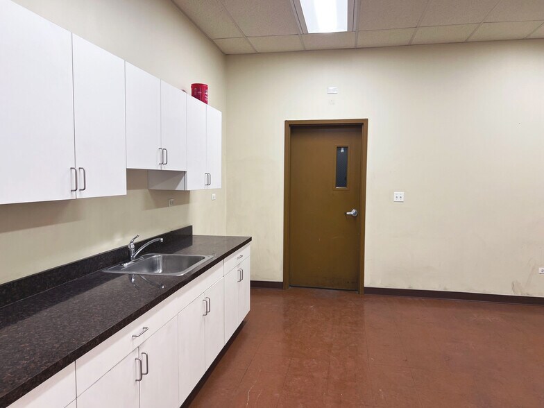 More Photos Of 1010-1050 Sesame St, Bensenville Warehouse For Lease