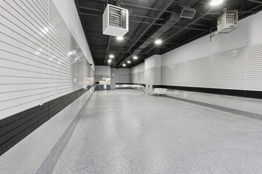 More Photos Of 2721 Markham Rd, Toronto Showroom For Sale