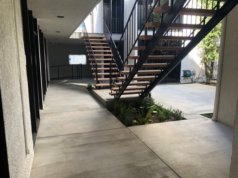 More Photos Of 8932 Reseda Blvd, Northridge Office For Lease