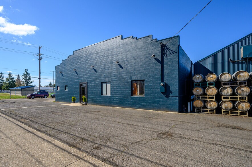 More Photos Of 475 NE 17th St, McMinnville Storefront For Sale