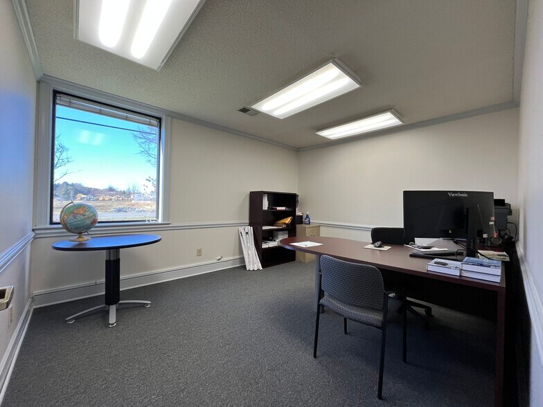 More Photos Of 340-342 Crompton St, Charlotte Light Manufacturing For Lease