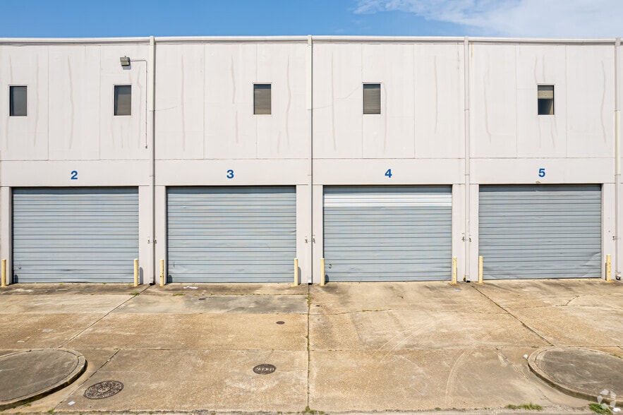 More Photos Of 1000 Elmwood Park Blvd, Elmwood Distribution For Lease