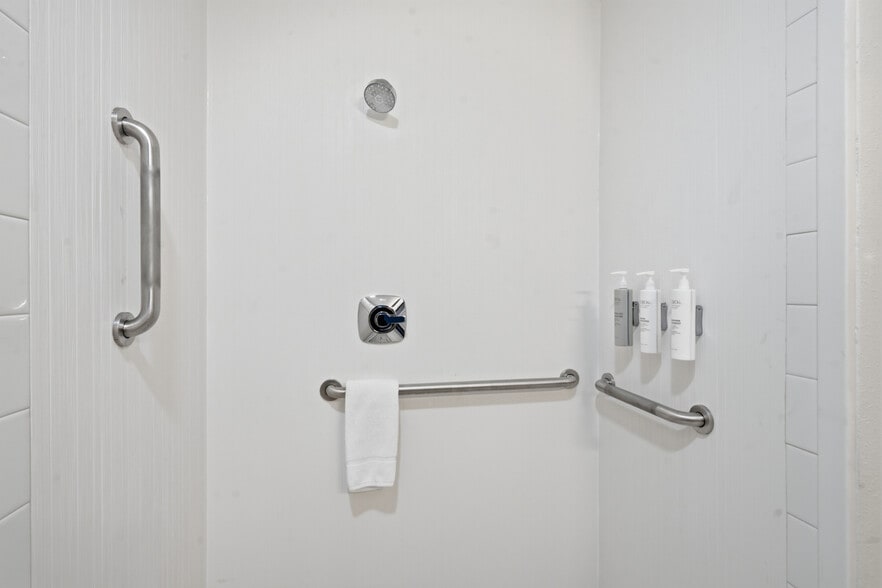 More Photos Of 2705 48th Ave, Moline Hotel For Sale