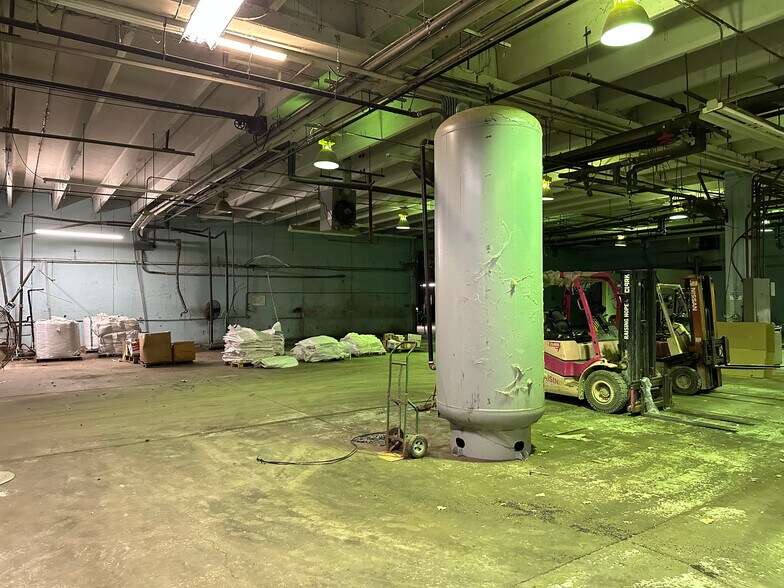 More Photos Of 126 S Griffith St, El Dorado Warehouse For Sale