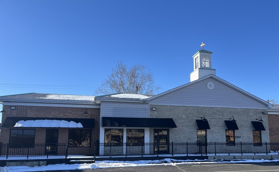Primary Photo Of 5617 N High St, Columbus Restaurant For Lease