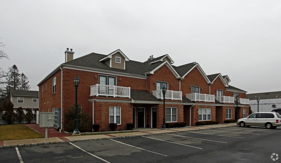 Primary Photo Of 380-398 W Montauk Hwy, Lindenhurst Apartments For Lease
