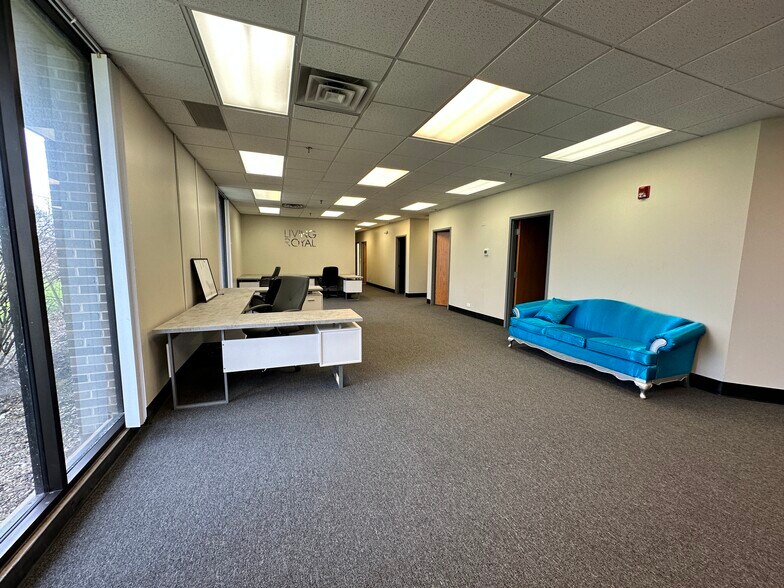 More Photos Of 333 W Hintz Rd, Wheeling Warehouse For Lease