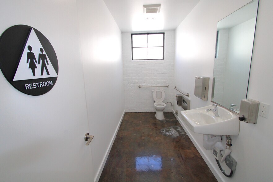 More Photos Of 521 Commercial St, Glendale Warehouse For Lease