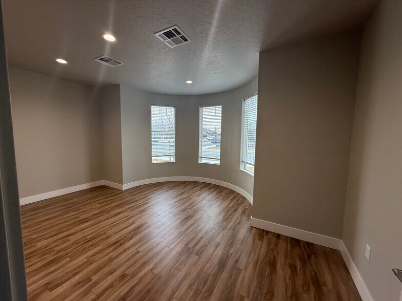 More Photos Of 1921 E Overland Rd, Meridian Office For Lease