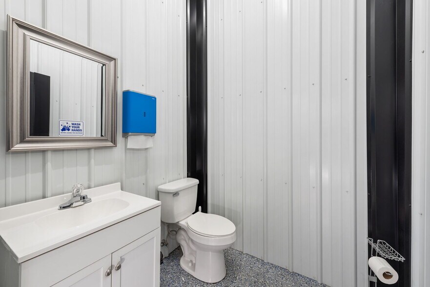 More Photos Of 26091 OK-51, Wagoner Showroom For Sale