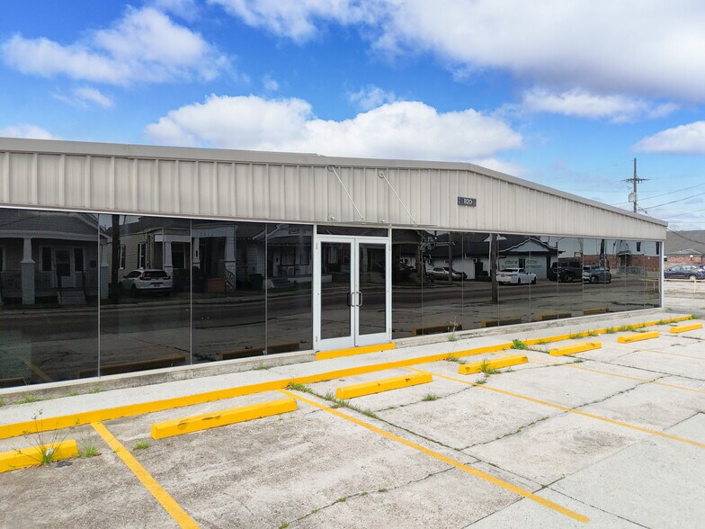 More Photos Of 1120 Lafayette St, Gretna Showroom For Lease