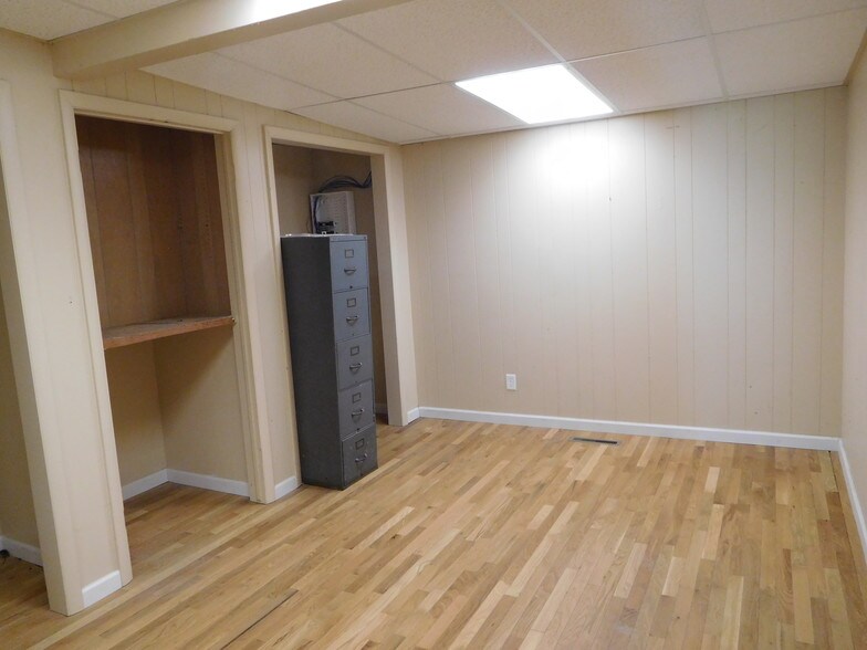 More Photos Of 212 Flint St, Clarksburg Service For Lease