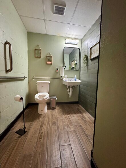 More Photos Of 308 S Ponce de Leon Blvd, Saint Augustine Freestanding For Sale