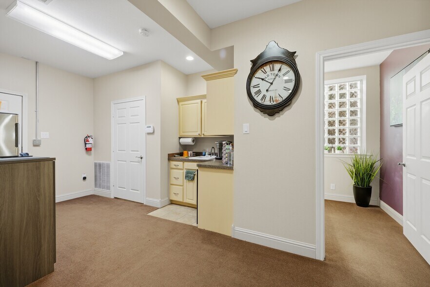 More Photos Of 203 N 5th St, Wills Point Office For Sale