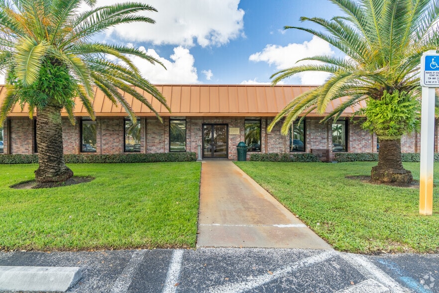 More Photos Of 541 S State Road 7, Margate Unknown For Lease