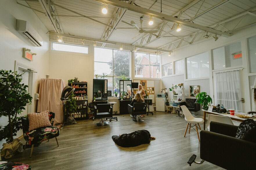 More Photos Of 18 Rue Saint-Thomas, Sainte-anne-de-bellevue Storefront Retail Office For Sale