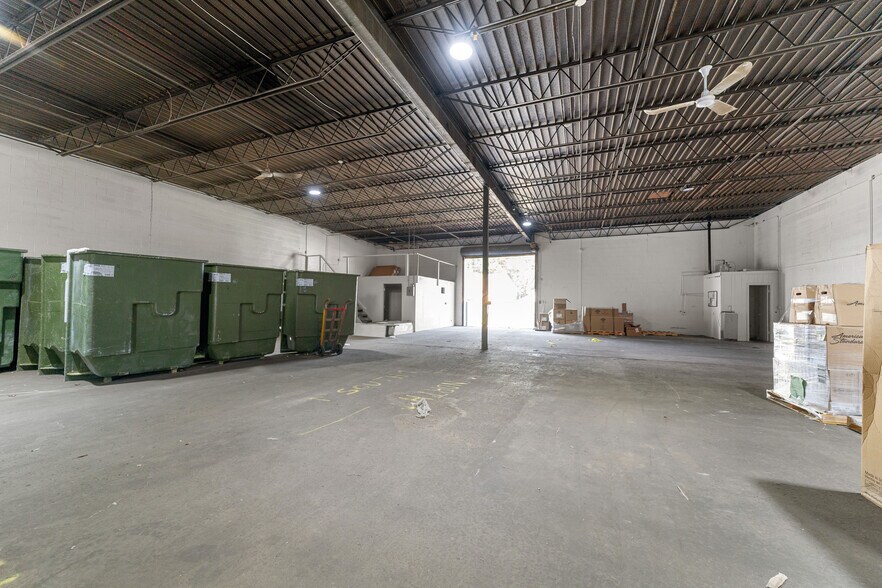 More Photos Of 1117 Deloss St, Indianapolis Warehouse For Lease
