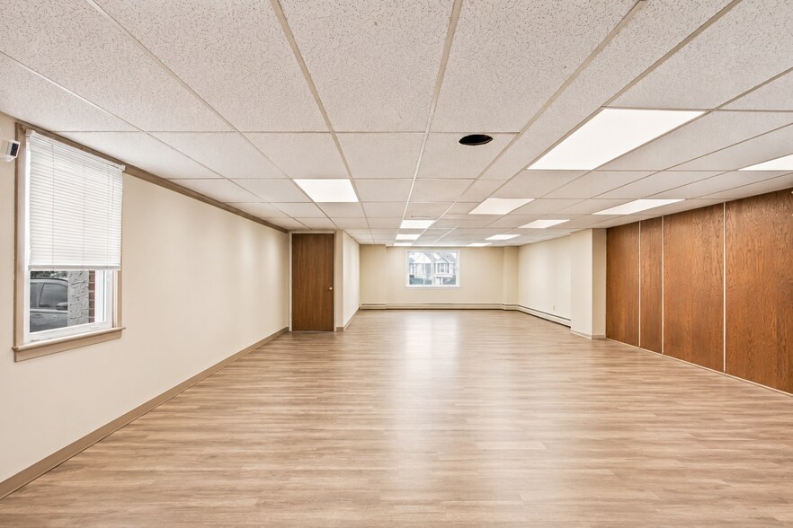 More Photos Of 152 Railroad St, Huntington Warehouse For Sale