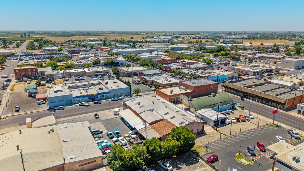 More Photos Of 124 S K St, Dinuba Freestanding For Sale