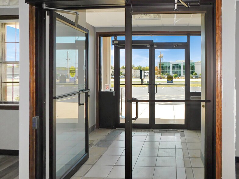 More Photos Of 769 N Blackhawk Blvd, Rockton Office For Lease