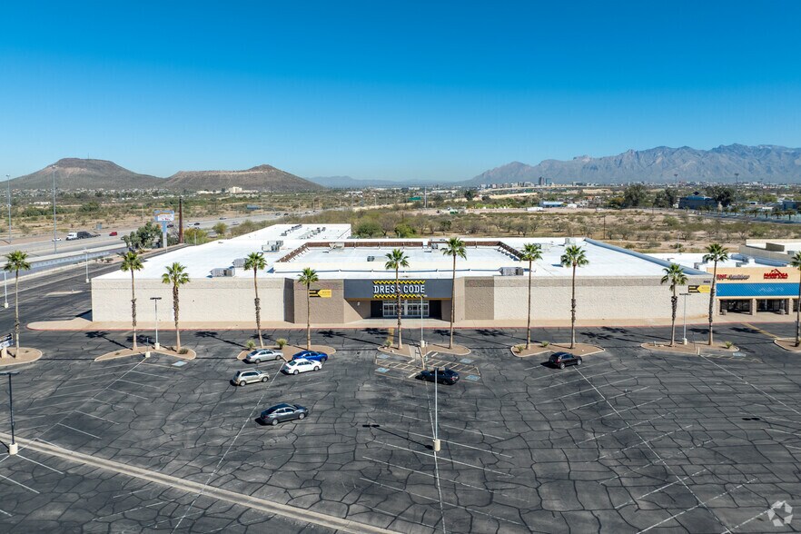 More Photos Of 3660 S 16th Ave, Tucson Department Store For Lease