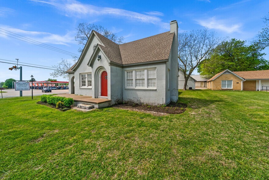 More Photos Of 209 S Main St, Lindale Loft Creative Space For Sale