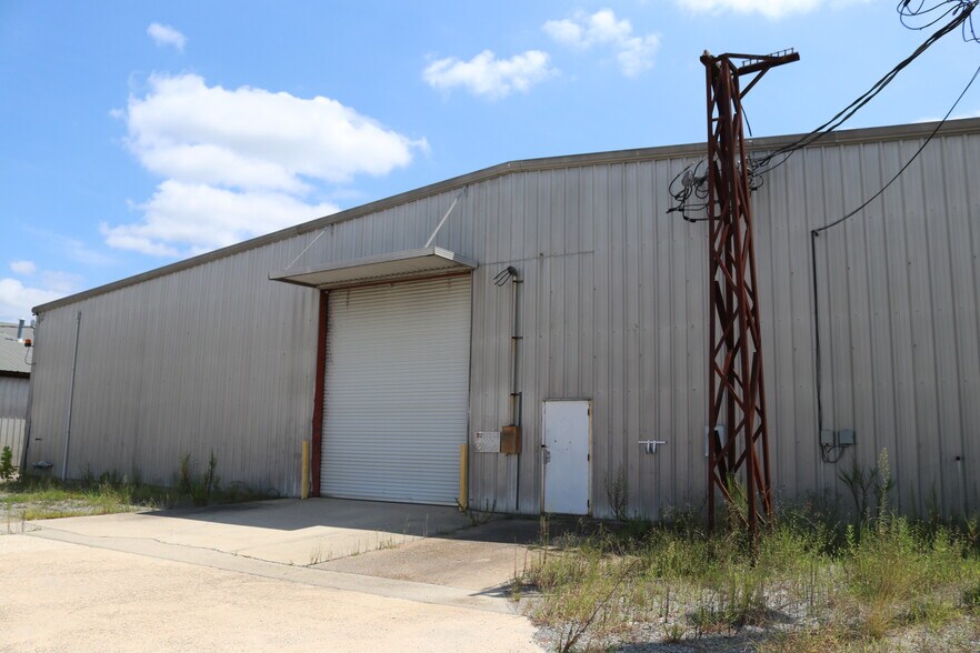 More Photos Of 2-4 N Gill St, Hazlehurst Manufacturing For Lease