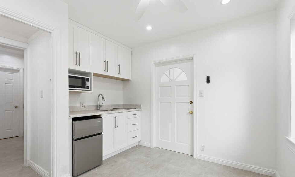 More Photos Of 2709 Santa Monica Blvd, Santa Monica Storefront Retail Residential For Sale