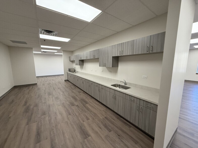 More Photos Of 6721 W 73rd St, Bedford Park Manufacturing For Sale
