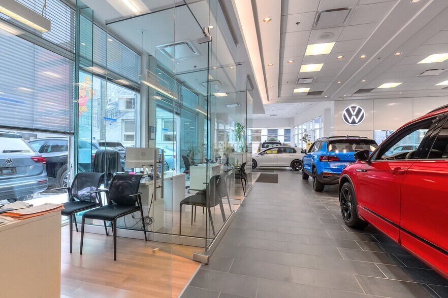 More Photos Of 322-324 Rue Peel, Montréal Auto Dealership For Lease