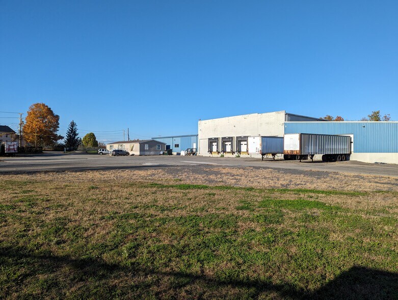 More Photos Of 5 Orchard Dr, Gardiner Warehouse For Lease