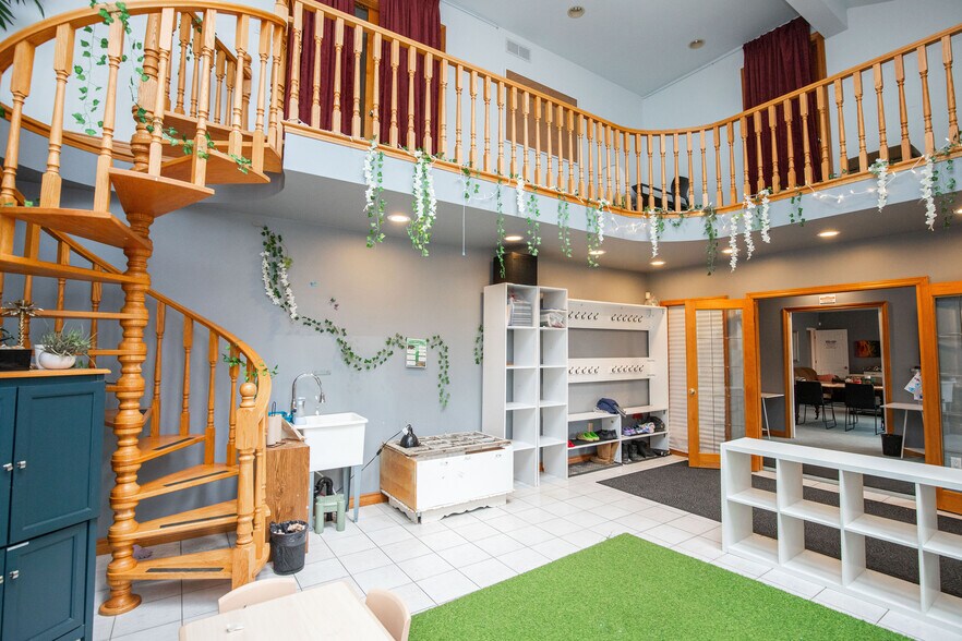 More Photos Of 144 Wilson St E, Ancaster Office For Sale