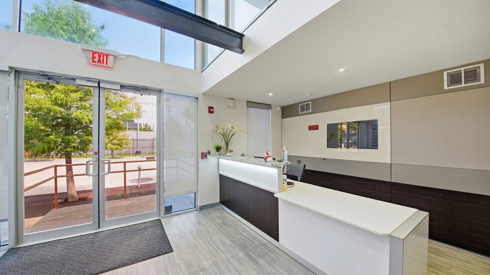 More Photos Of 2301 Caroline St, Houston Office For Sale